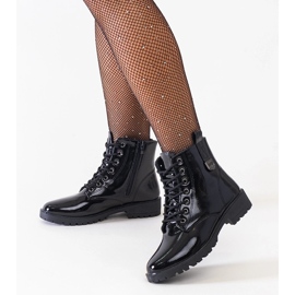 Fekete lakkmunkás bokacsizma a Madana platformon 1