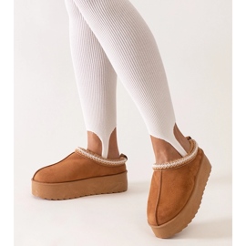 Hímzéssel díszített barna papucs a Luanela magas emelvényén 1