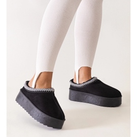 Fekete, hímzéssel díszített papucs magas Luanel platformon 1