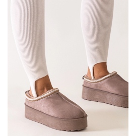 Sötétbézs színű, hímzéssel díszített papucs a Luanela magas emelvényén 1