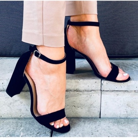 Fekete magas sarkú szandál 2