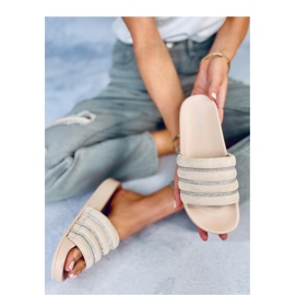 Bézs színű strasszból készült papucs szandál 1