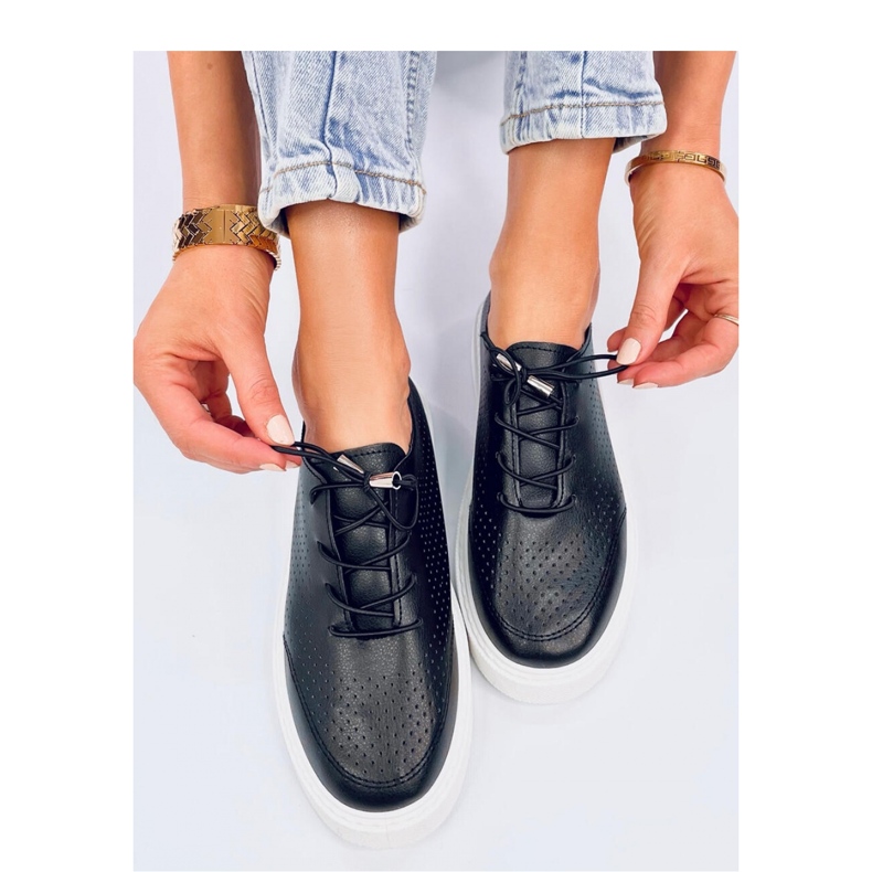 Fekete áttört tornacipő 1 Fekete áttört tornacipő 1