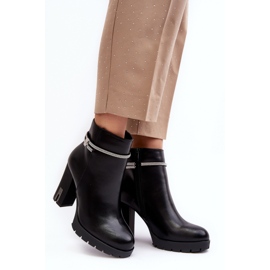 Női magas sarkú bokacsizma fekete díszítéssel 1
