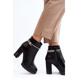 Női magas sarkú bokacsizma fekete díszítéssel 2