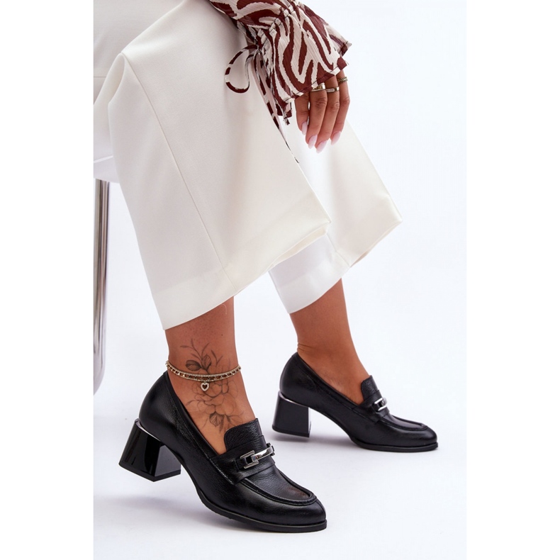 Fekete női magassarkú pumpák díszítéssel 1