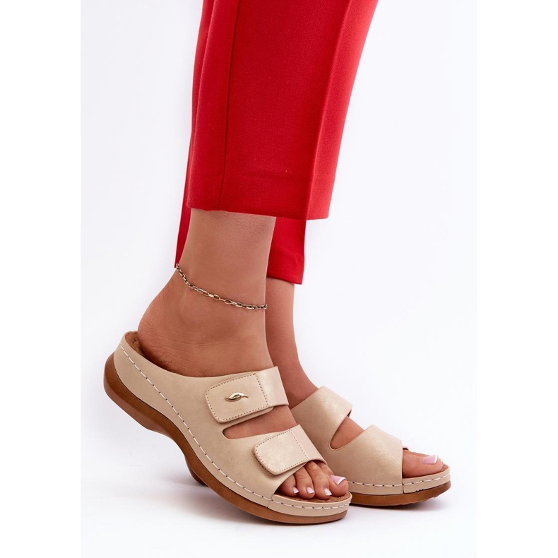 Bézs színű női papucs, lapos talppal 1