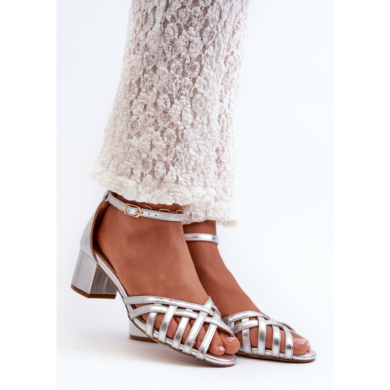 Ezüst színű, alacsony sarkú női szandál szürke 1