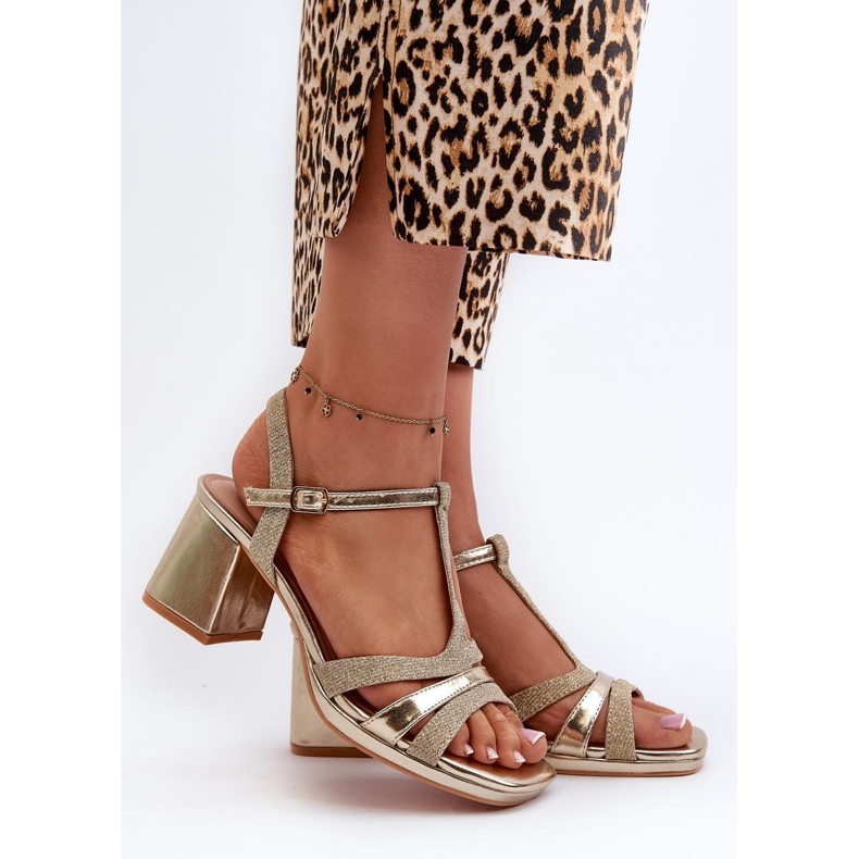 Arany szandál a poszton aranysárga 1