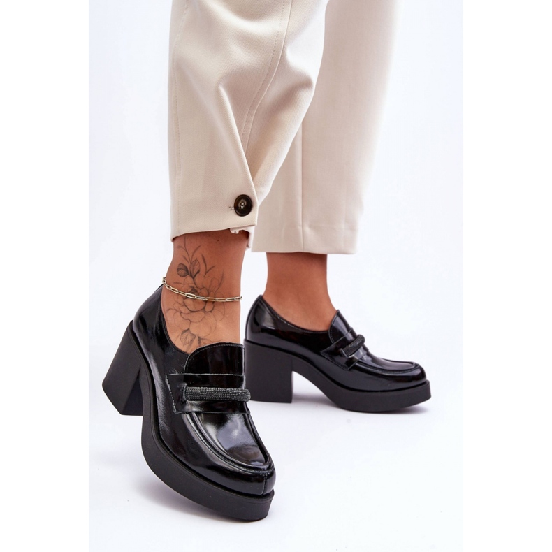 Magas sarkú cipő fekete díszítéssel 1