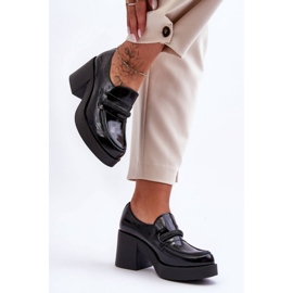 Magas sarkú cipő fekete díszítéssel 2