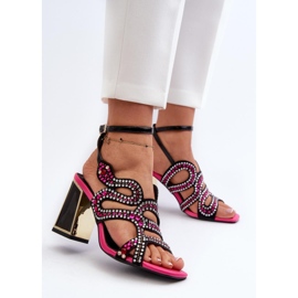 Női szandál díszítéssel a sarkán fekete 1