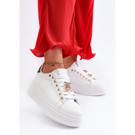 Sportcipő fehér tűvel 1