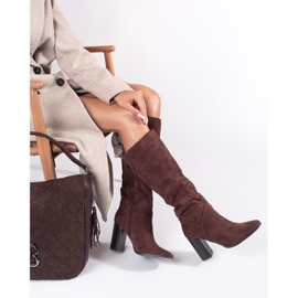 Barna velúr, térd feletti, magas sarkú női csizma 1