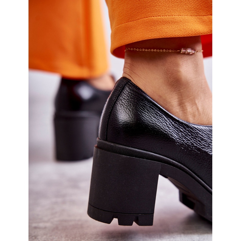 Lemar fekete bőr magassarkú cipő arany díszítéssel 2