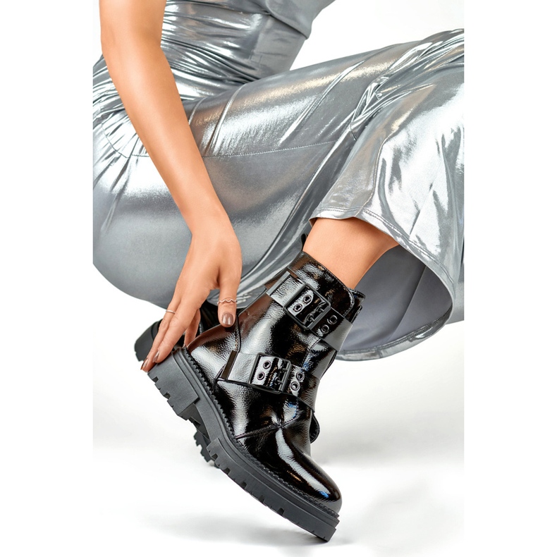 Női lakkbőr bokacsizma csatokkal, fekete 250007B-LA 1 Női lakkbőr bokacsizma csatokkal, fekete 250007B-LA 1