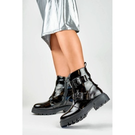 Női lakkbőr bokacsizma csatokkal, fekete 250007B-LA 2 Női lakkbőr bokacsizma csatokkal, fekete 250007B-LA 2