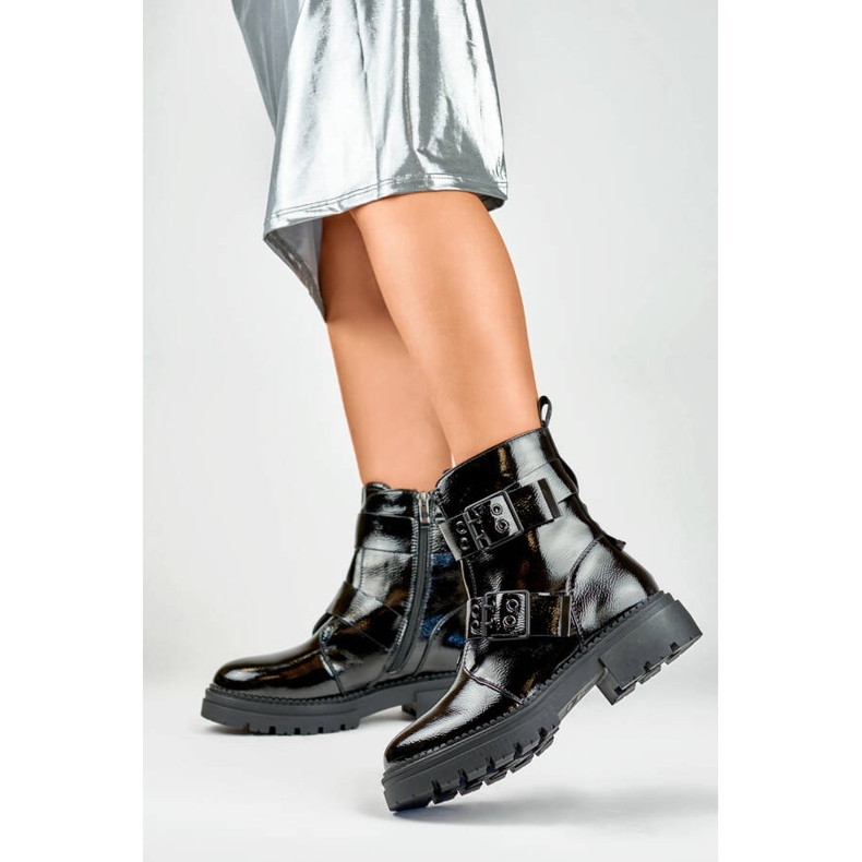 Női lakkbőr bokacsizma csatokkal, fekete 250007B-LA 2 Női lakkbőr bokacsizma csatokkal, fekete 250007B-LA 2