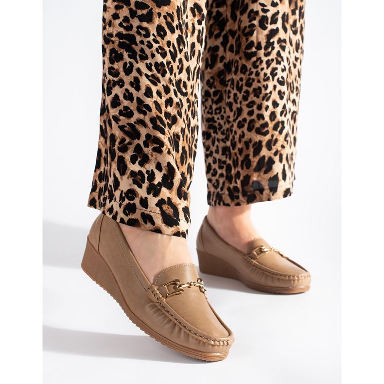 Bézs színű női mokaszin csattal 1