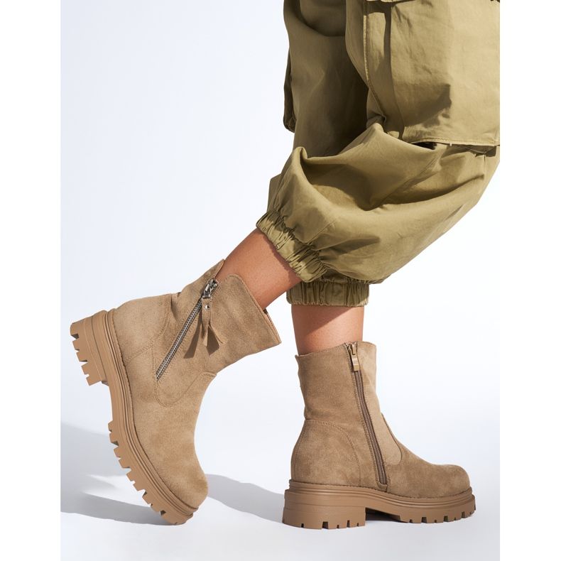 Sötétbézs színű női bokacsizma dekoratív cipzárral 2 Sötétbézs színű női bokacsizma dekoratív cipzárral 2