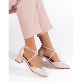 Goodin Világos bézs színű, hegyes női szandál 1