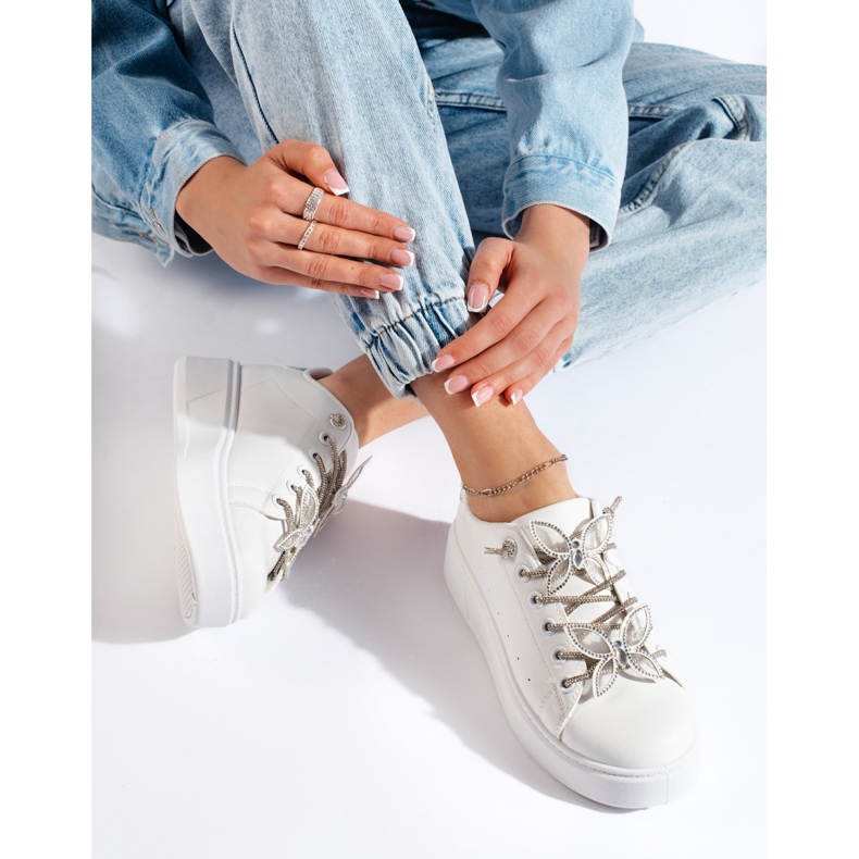 Fehér sportcipő pillangókkal 1