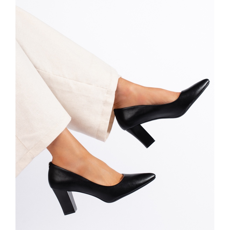 Női fekete magassarkú pumpák Sergio Leone-tól 2