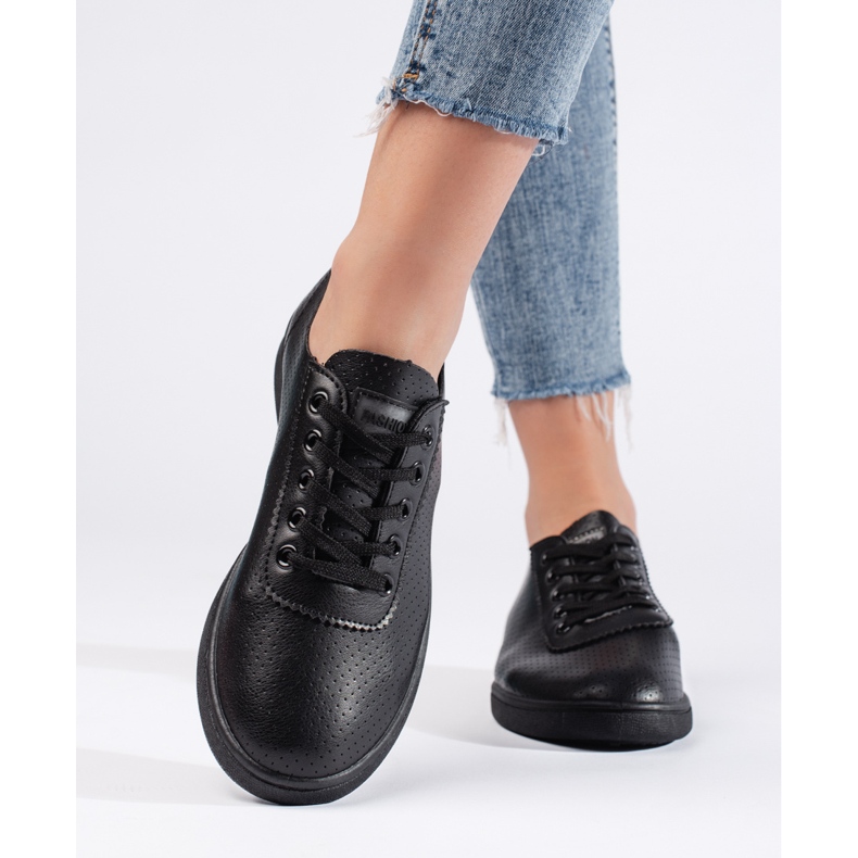 Klasszikus fekete női tornacipő 1