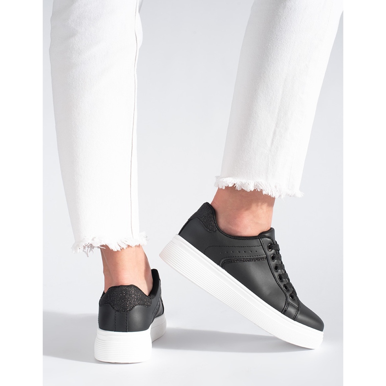 Fekete cipők a platformon 1