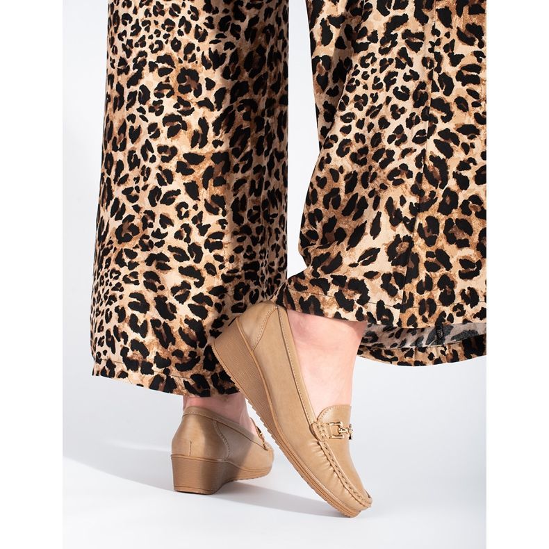 Bézs színű női mokaszin csattal 2