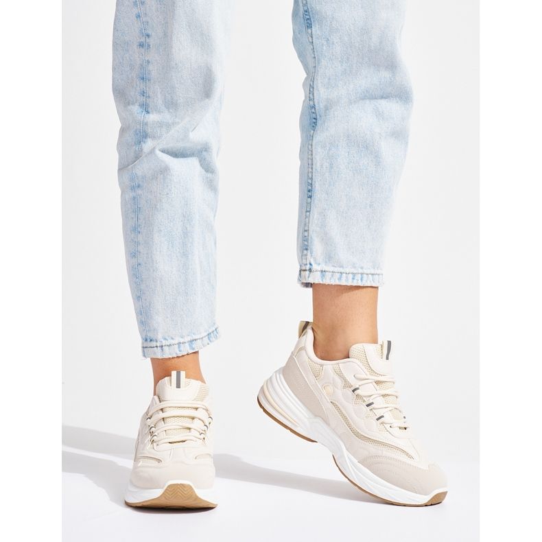 Bézs színű női sportcipő vastag talppal 2