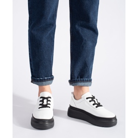 Fehér bőr cipő fekete platformon 2