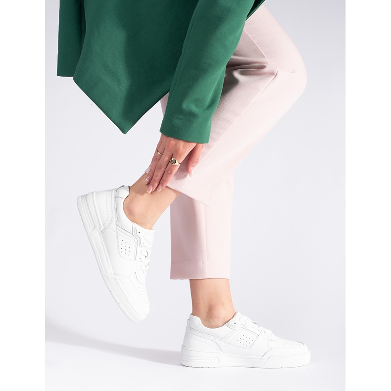 Fehér tornacipő a platformon 1