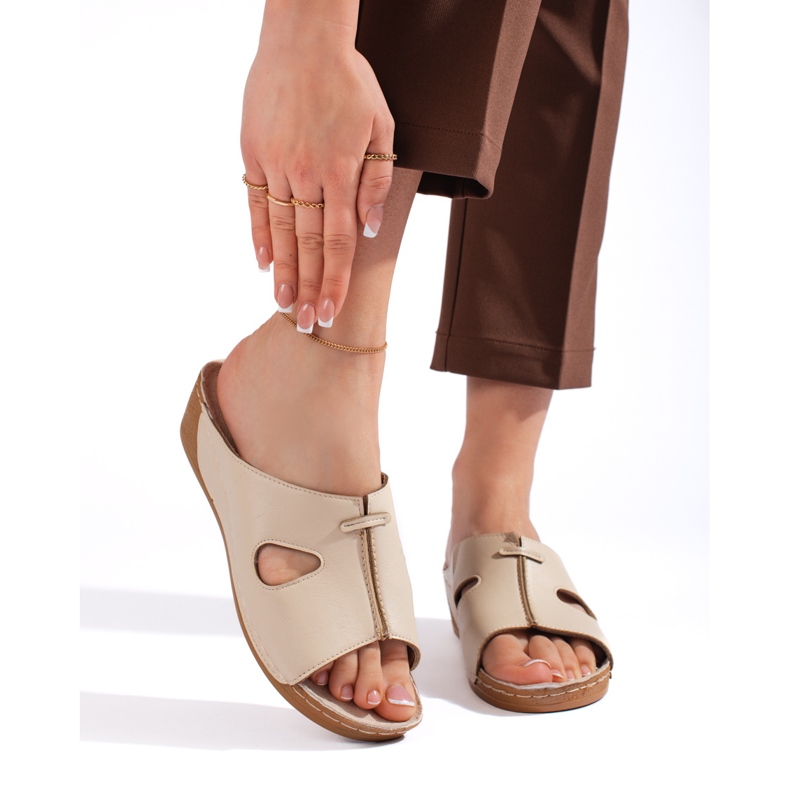 Kényelmes női bézs ékszandál 1