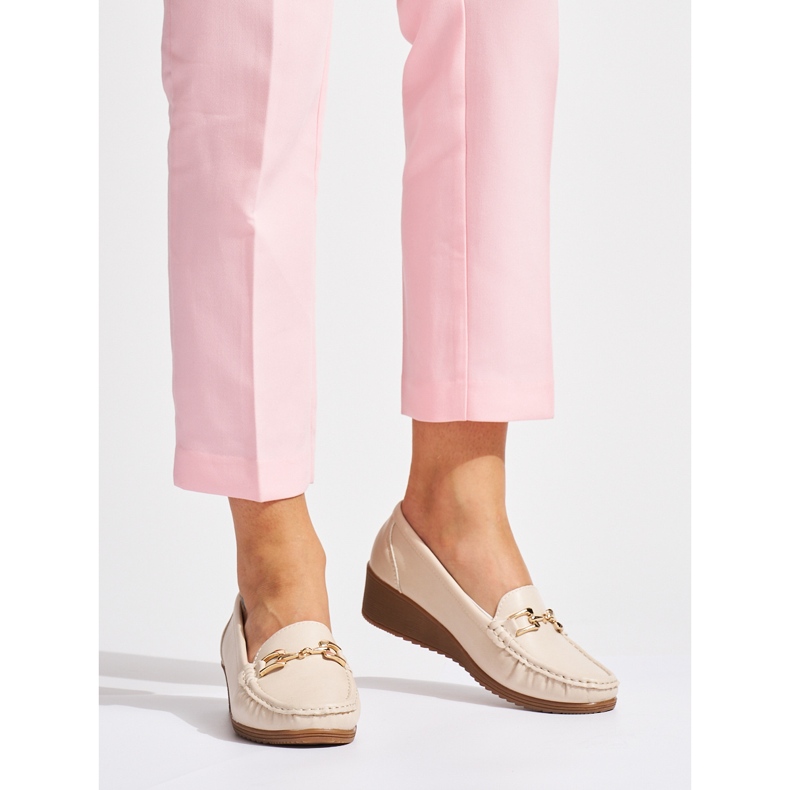 Bézs színű női mokaszin csattal 1