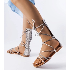 Mintás magas nyakkendős szandál a Heliporttól fehér 1