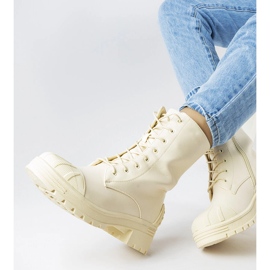 Világos bézs csizma vastagabb talppal a Manara márkától 1