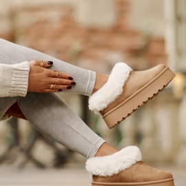 Hócsizma alacsony felsőrésszel, szőrmével a platformon Eco Suede Camel Neathoria barna 2