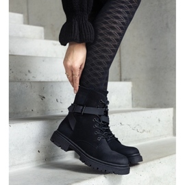 Fekete szigetelt túrabakancs horzsolásokkal és térdpánttal 2