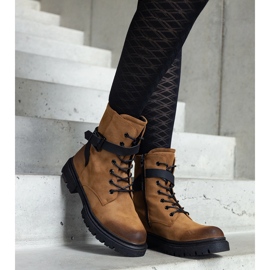 Barna szigetelt túrabakancs horzsolásokkal és térdpánttal 1