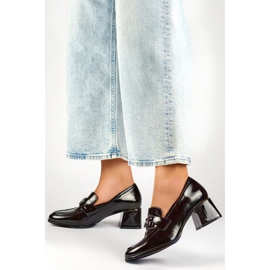 Fekete lakkos alacsony sarkú cipő, női magassarkú pumpák 1