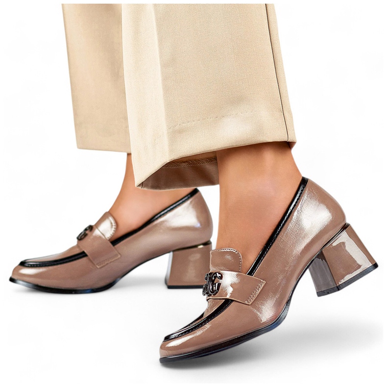 Bézs lakkozott alacsony sarkú cipő, női magassarkú pumpák 1