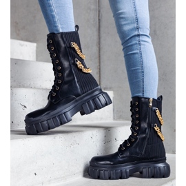 Fekete csizma Crocemosso láncokkal díszítve 1