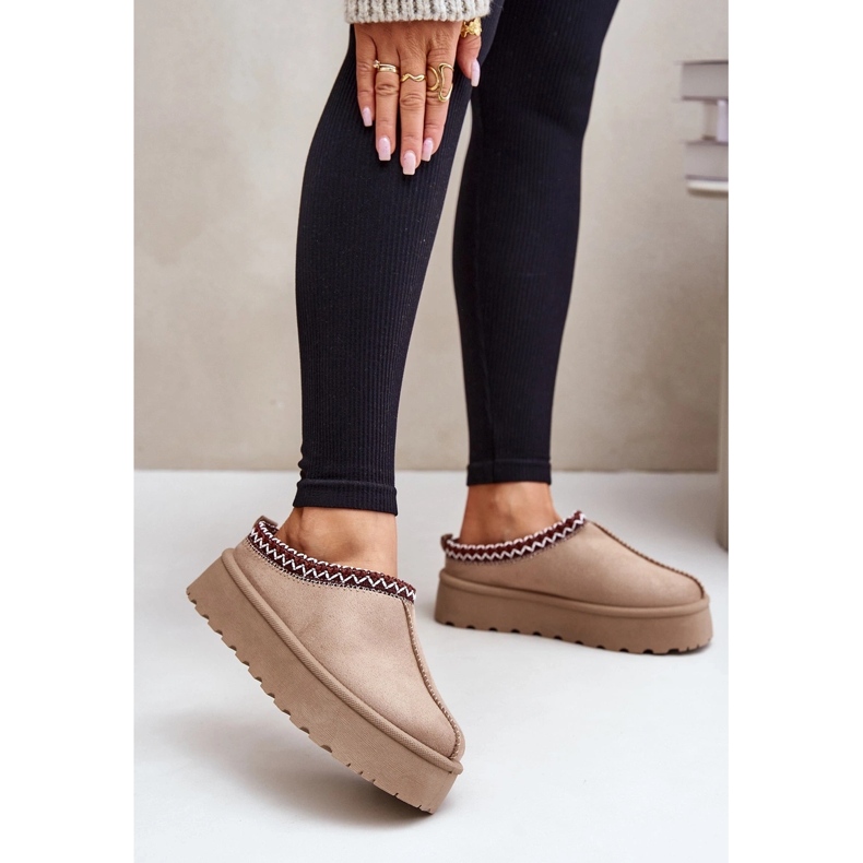 Hímzéssel egy emelvényen, sötétbézs színű női csizma 1 Hímzéssel egy emelvényen, sötétbézs színű női csizma 1