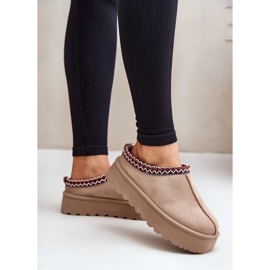 Hímzéssel egy emelvényen, sötétbézs színű női csizma 2 Hímzéssel egy emelvényen, sötétbézs színű női csizma 2