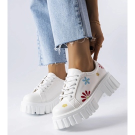 Fehér brogues Ikrek virágokkal díszítve 1