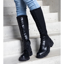 Fekete bebújós csizma rugalmas felsőrésszel a Veradi-tól 1 Fekete bebújós csizma rugalmas felsőrésszel a Veradi-tól 1