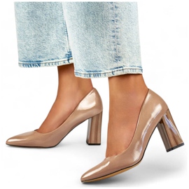 Női hegyes orrú, magas sarkú pumpák, patent bézs GD-FL486A-T 1