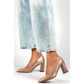 Női hegyes orrú, magas sarkú pumpák, patent bézs GD-FL486A-T 2