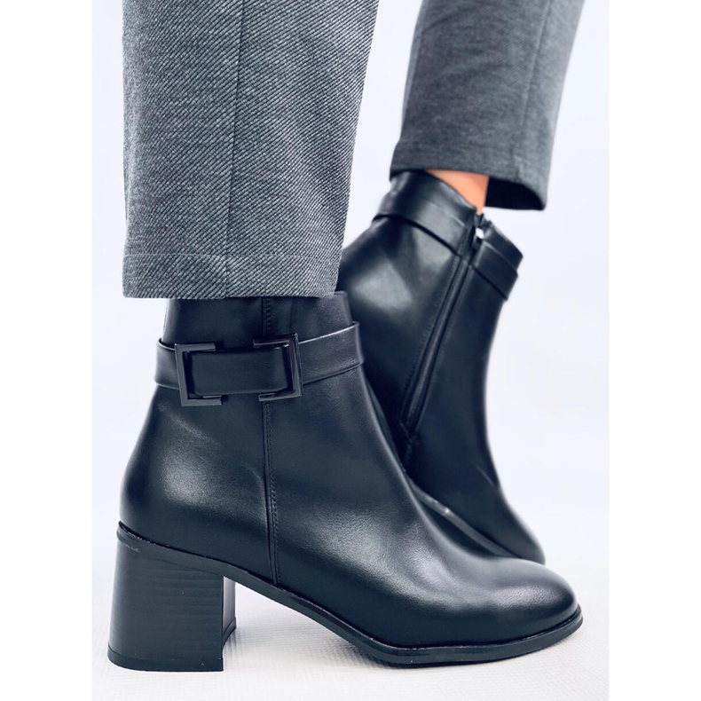 Dolores Fekete magas sarkú csizma 2